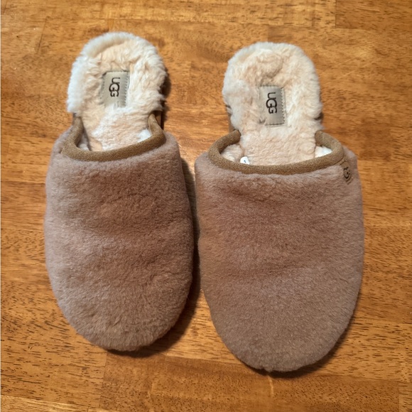 UGG slippers - Picture 1 of 5